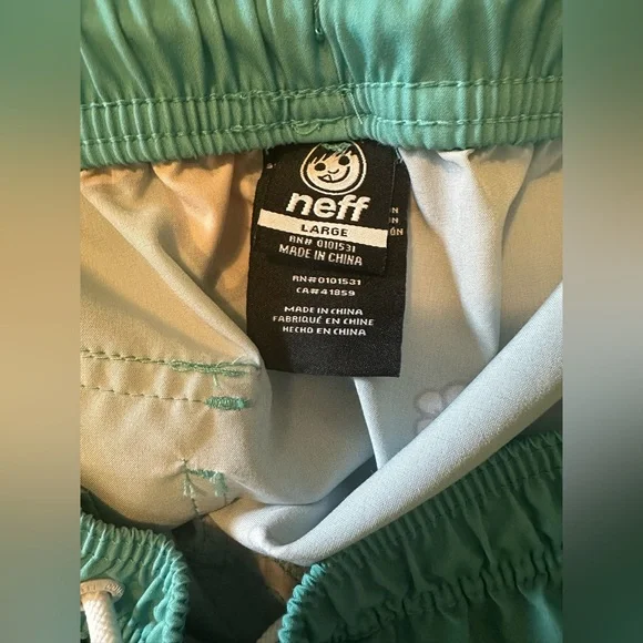 🌺 Neff Tropical Floral Swim Trunks – Size Large – Like New - Picture 3 of 8